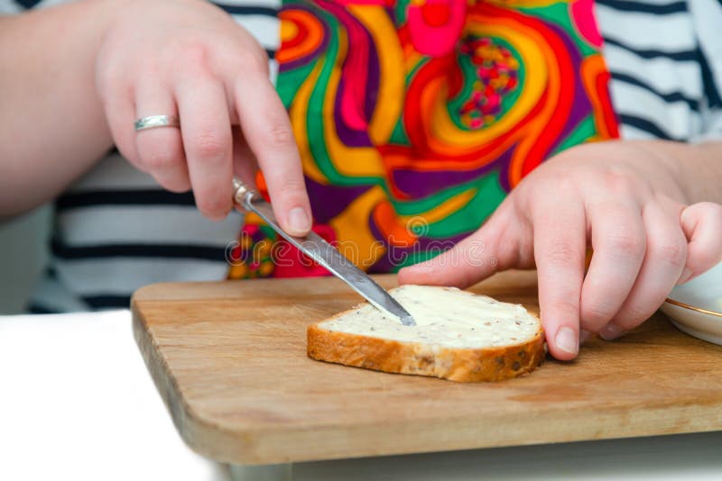 https://thumbs.dreamstime.com/b/close-up-hand-kitchen-knife-spreading-butter-bread-slice-wooden-cutting-board-making-sandwich-breakfast-183336599.jpg