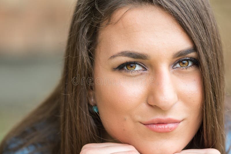 Close-up headshot van mooi tiener glimlachend meisje met vage achtergrond royalty-vrije stock foto Close-up headshot van mooi tiener glimlachend meisje met vage achtergrond royalty-vrije stock foto