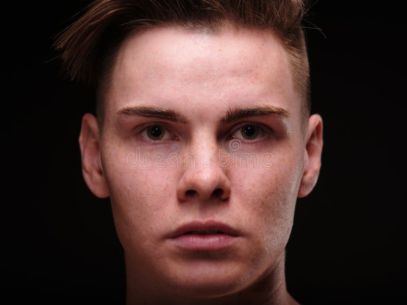 Close-up knappe jonge mens op een zwarte achtergrond Perfect mannelijk model Het mannelijke concept van de huidzorg royalty-vrije stock afbeeldingen Close-up knappe jonge mens op een zwarte achtergrond Perfect mannelijk model Het mannelijke concept van de huidzorg royalty-vrije stock afbeeldingen