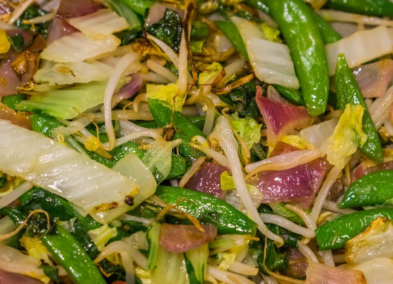 Close up macro de uma mistura vegetal asiática cozinhada, fundo saudável do alimento do vegetariano