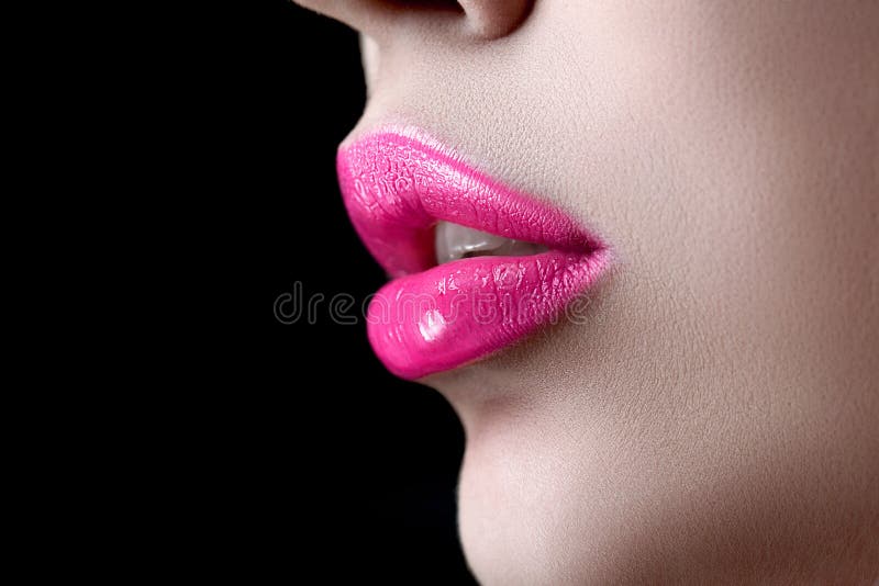 Close-up macrofoto van vrij natuurlijke lippen met roze glanzende lippen stock foto's Close-up macrofoto van vrij natuurlijke lippen met roze glanzende lippen stock foto's