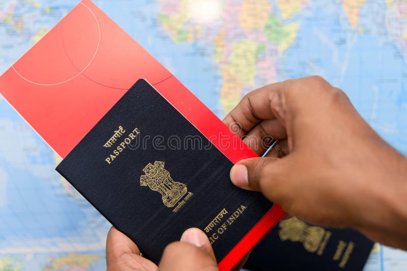 închiderea pașaportului pentru mâini și a permisului de îmbarcare pe harta mondială royalty free stock image