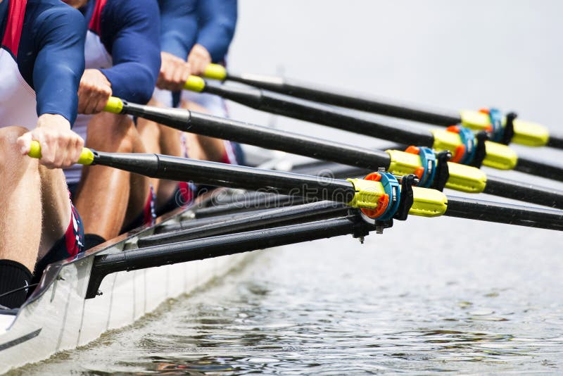 Close up di una mens quadrupla teschi squadra di canottaggio, secondi dopo l'inizio della propria gara.