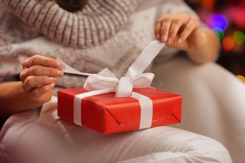 Close up na caixa do presente de Natal da abertura da mulher