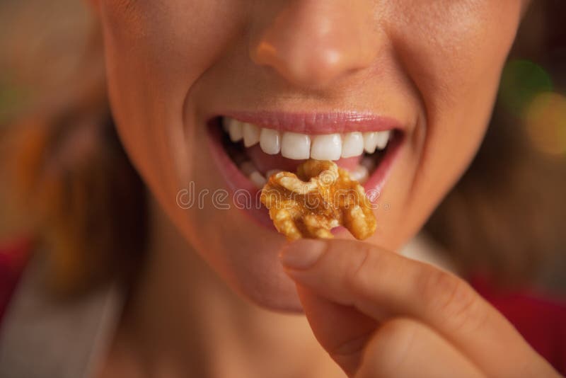 Close-up op jonge huisvrouw die okkernoten eet stock foto's Close-up op jonge huisvrouw die okkernoten eet stock foto's