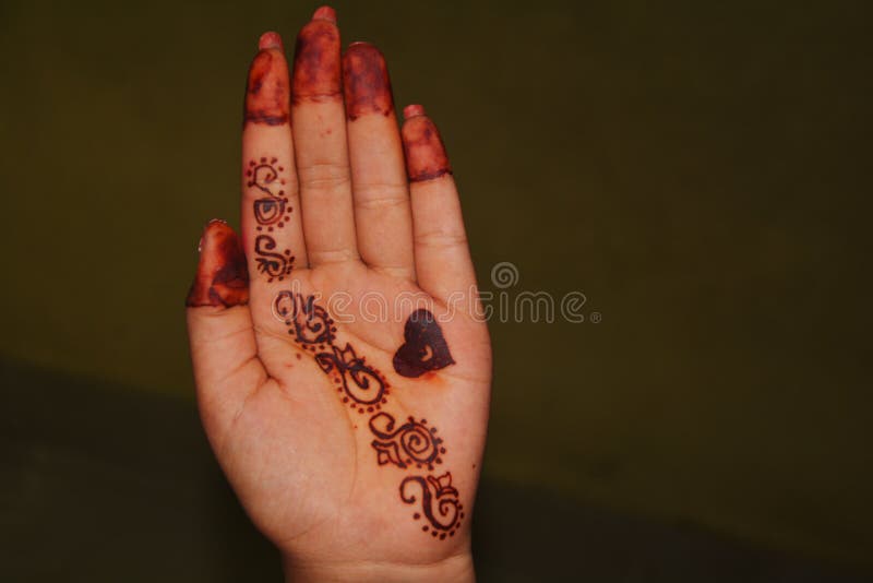 Simple Mehndi Designs for Left Hand Palm by Henna Artists