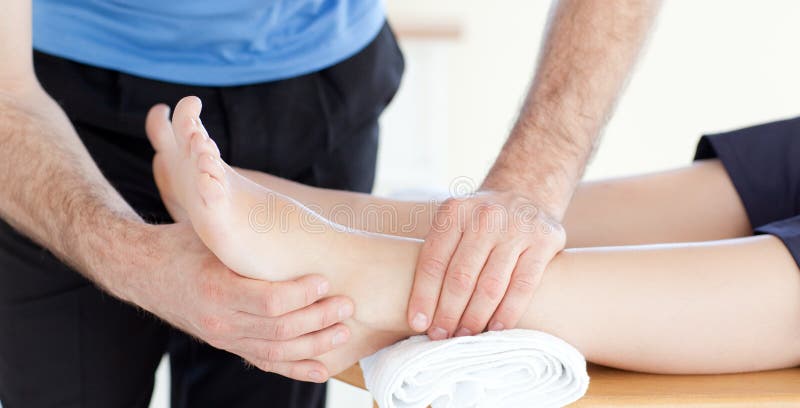 Vista de cerca de fisioterapia hacer pierna masaje sobre el una mujer.