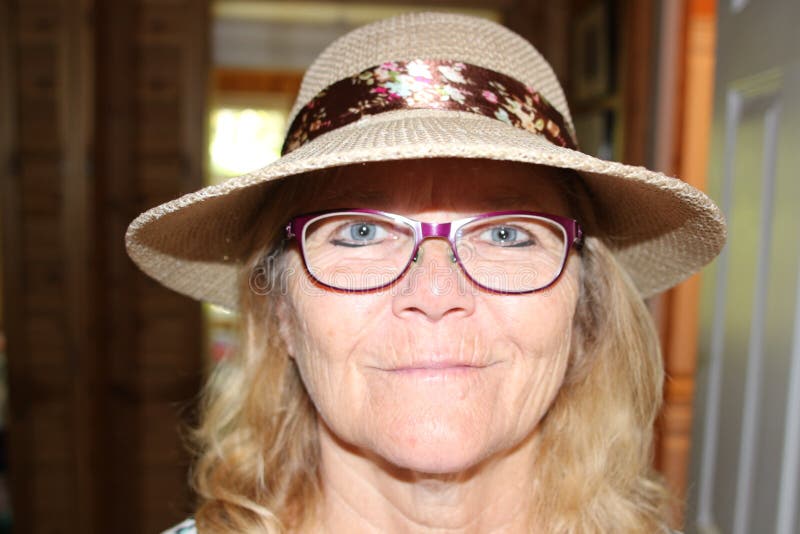 Close up portrait of a beautiful older senior woman smiling with hat royalty free stock photography Close up portrait of a beautiful older senior woman smiling with hat royalty free stock photography