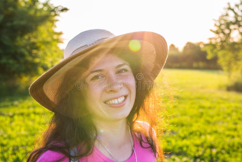 Close up portrait on cute funny laughing or surprised woman with freckles in hat royalty free stock photography Close up portrait on cute funny laughing or surprised woman with freckles in hat royalty free stock photography