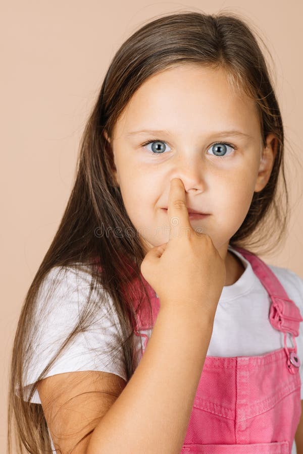 https://thumbs.dreamstime.com/b/close-up-portrait-female-kid-picking-nose-point-finger-shining-eyes-smiling-looking-camera-wearing-bright-close-up-237607766.jpg
