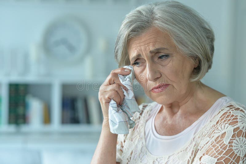 ✟ Prions pour ceux qui sont dans l’angoisse en ce temps de crise et aidons-les ✟ Close-up-portrait-stressed-senior-woman-crying-close-up-portrait-stressed-senior-woman-crying-168394738