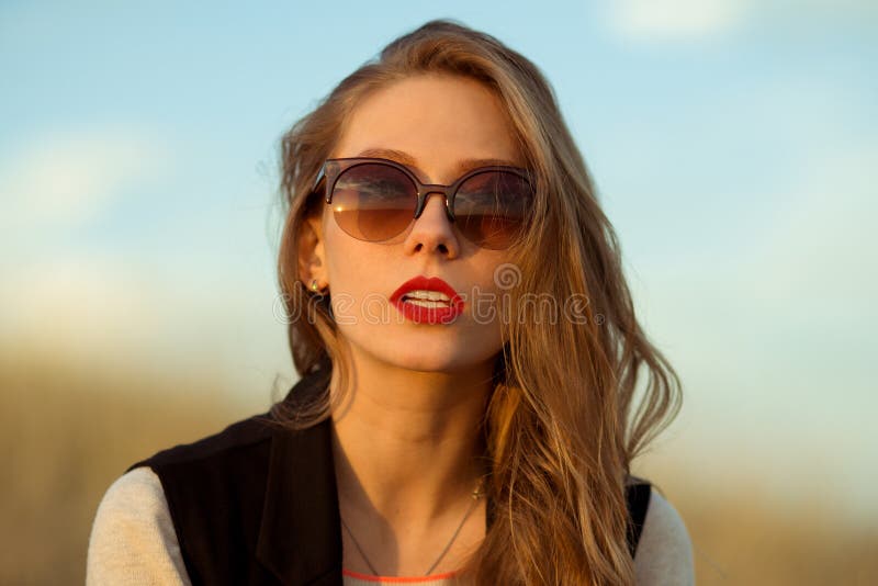 Close Up Portrait Of Beautiful Cute Girl With Wreath Of Rose Stock Image Image Of Glamour