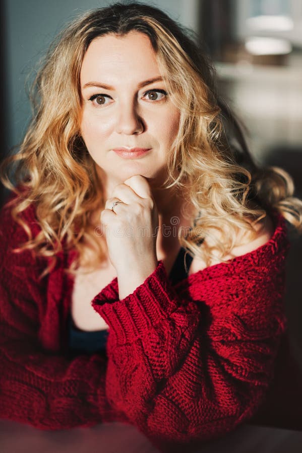 Close up portrait of 35-40 year old woman.