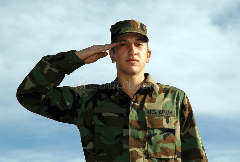 Человек отдающий часть. Солдат отдает честь. Мужчина в военной форме. Отдать честь. Военный отдает честь.