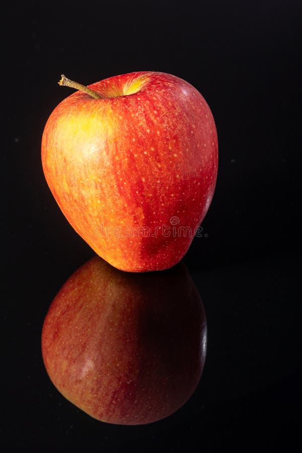 Close up of a red apple on a black mirroring background - copy-space. Mirroring object stock images, royalty-free photos and pictures