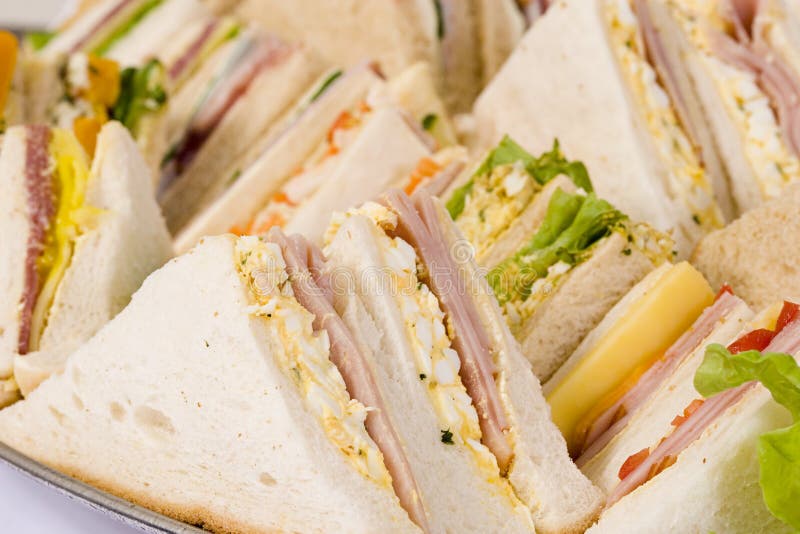 Zblízka záběry z nejrůznějších sandwich trojúhelníky na stravování party talíř.