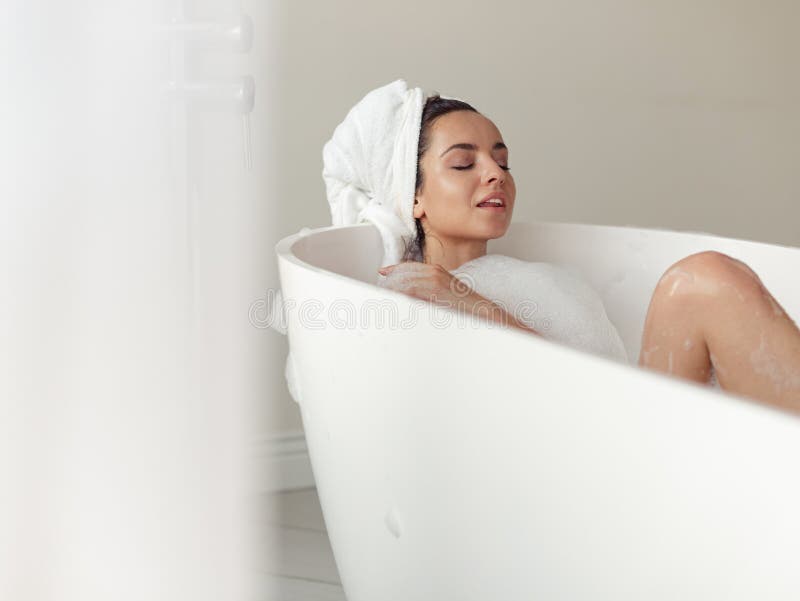 https://thumbs.dreamstime.com/b/close-up-shot-caucasian-sexy-woman-lying-tub-taking-relaxing-bath-home-beautiful-positive-female-bathing-young-bathroom-259678800.jpg