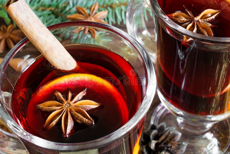 https://thumbs.dreamstime.com/b/close-up-two-glasses-mulled-wine-christmas-wooden-background-81316006.jpg