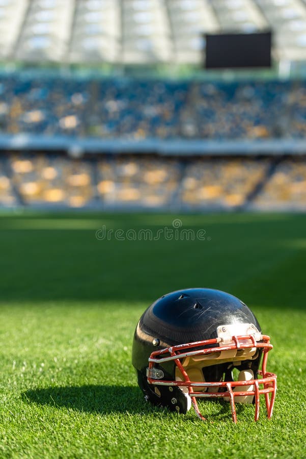 close-up van Amerikaanse voetbalhelm wordt geschoten die op gras liggen dat royalty-vrije stock afbeeldingen close-up van Amerikaanse voetbalhelm wordt geschoten die op gras liggen dat royalty-vrije stock afbeeldingen
