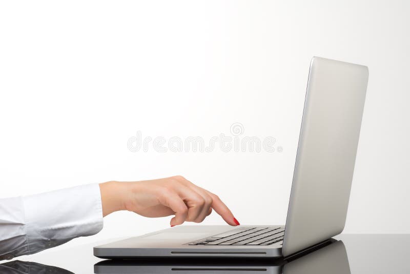 Close-up van bedrijfsvrouwenhand het typen op laptop toetsenbord stock afbeelding Close-up van bedrijfsvrouwenhand het typen op laptop toetsenbord stock afbeelding