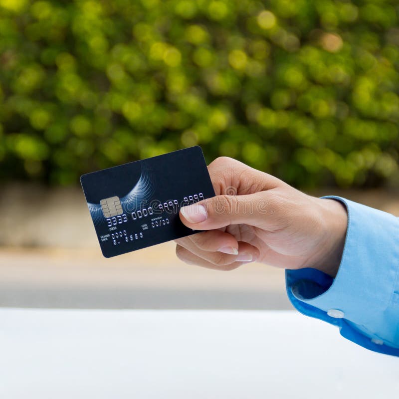 Close-up van de creditcard van de handholding, klaar voor betaling stock foto's Close-up van de creditcard van de handholding, klaar voor betaling stock foto's