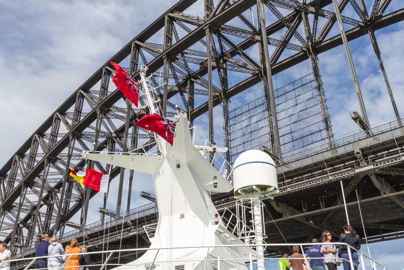 Close-up van de mast van het cruiseschip ongeveer om onder Sydney Harbour Bridge over te gaan royalty-vrije stock afbeelding Close-up van de mast van het cruiseschip ongeveer om onder Sydney Harbour Bridge over te gaan royalty-vrije stock afbeelding