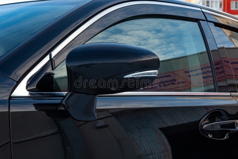 Close-up van de spiegel van de zwarte sedan van het autolichaam royalty-vrije stock afbeeldingen Close-up van de spiegel van de zwarte sedan van het autolichaam royalty-vrije stock afbeeldingen