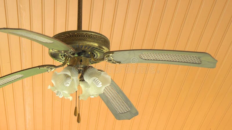 Close-up van de uitstekende ventilatorlamp die op het plafond hangen