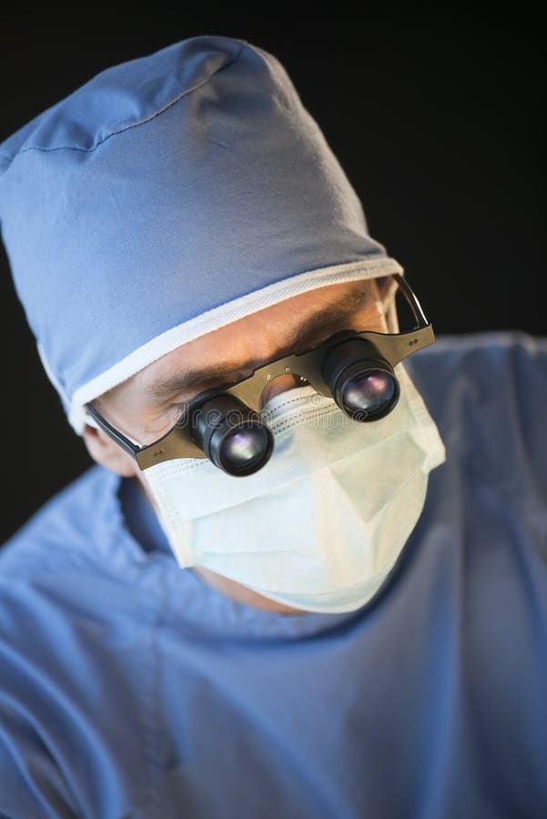 Close-up van de Vergrootglazen van Chirurgenwearing mask and stock afbeelding Close-up van de Vergrootglazen van Chirurgenwearing mask and stock afbeelding