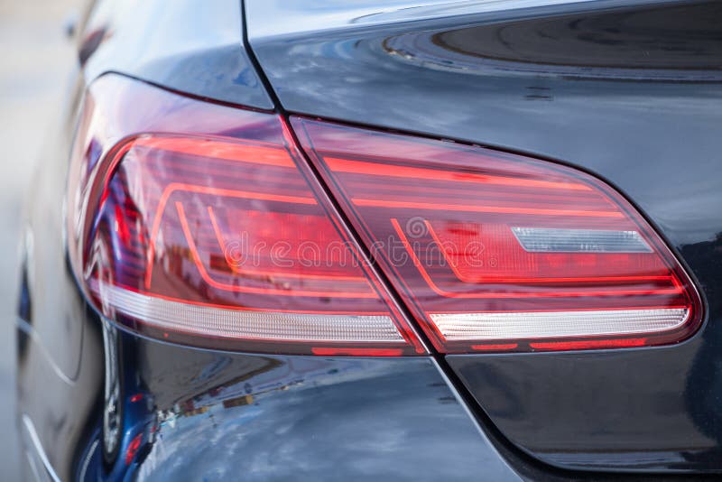 Close-up van een achterlicht op een moderne auto royalty-vrije stock afbeeldingen Close-up van een achterlicht op een moderne auto royalty-vrije stock afbeeldingen