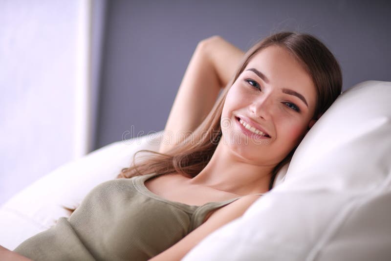 Close-up van een glimlachende jonge vrouw die op laag liggen stock fotografie Close-up van een glimlachende jonge vrouw die op laag liggen stock fotografie