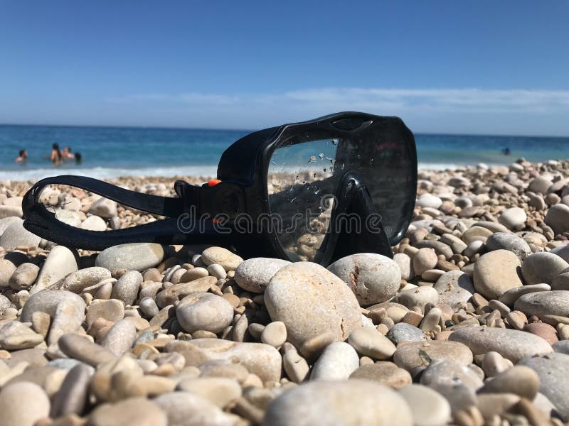 Close-up van een het duiken masker op de stenen van een strand stock afbeelding Close-up van een het duiken masker op de stenen van een strand stock afbeelding