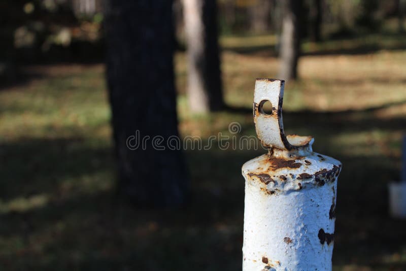 Close-up van een ijzer geroeste buis en een vage achtergrond stock fotografie Close-up van een ijzer geroeste buis en een vage achtergrond stock fotografie
