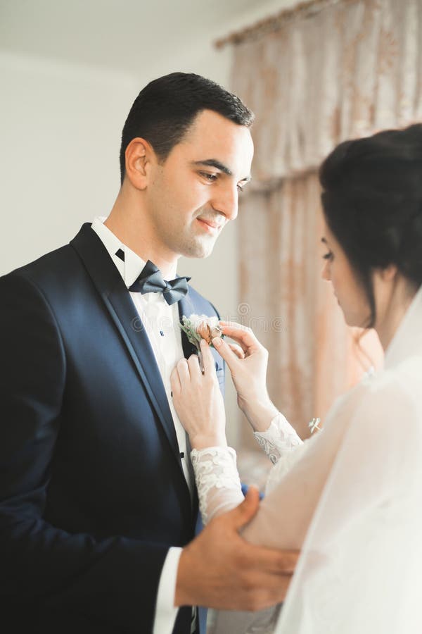 Close-up van een leuk jong bruiloft koppel stock foto