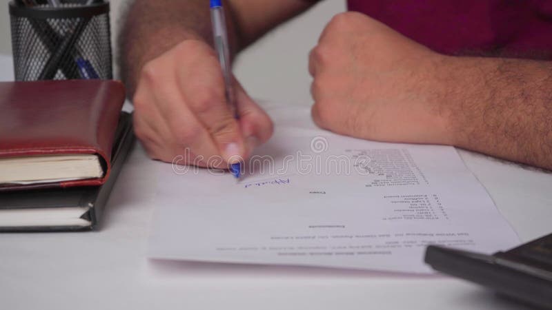 Close-up van een man die een document ondertekent stock video