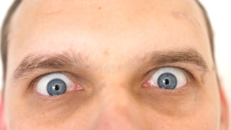 Close-up van een verraste emotionele mens die met blauwe ogen de camera onderzoeken royalty-vrije stock afbeelding Close-up van een verraste emotionele mens die met blauwe ogen de camera onderzoeken royalty-vrije stock afbeelding