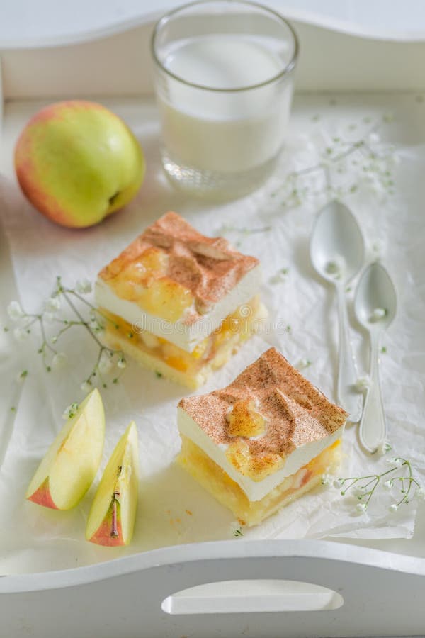 Close-up van eigengemaakte die appeltaart van verse ingrediënten wordt gemaakt stock foto's Close-up van eigengemaakte die appeltaart van verse ingrediënten wordt gemaakt stock foto's
