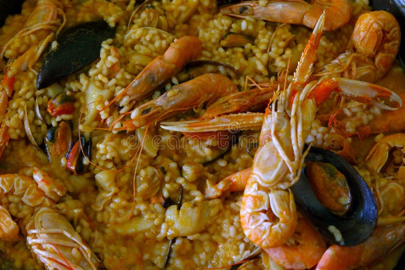 Close-up van eigengemaakte paella - een traditionele Spaanse rijstschotel met zeevruchten stock foto's Close-up van eigengemaakte paella - een traditionele Spaanse rijstschotel met zeevruchten stock foto's