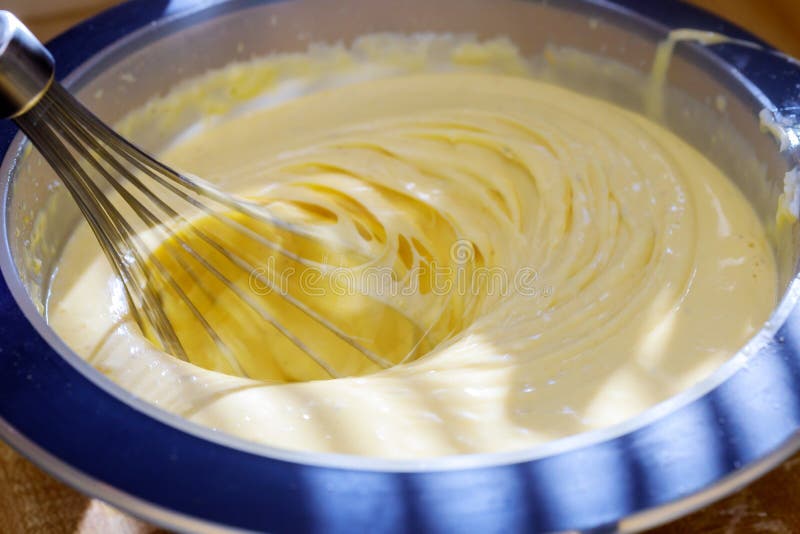 Ver weg tentoonstelling Prime Close-up Van Elektrische Mixer Met Geranseld Vlot Deeg Voor Cake Beslag Die  Worden Geranseld Het Mengen Van Wit Deeg in Kom Met M Stock Afbeelding -  Image of mixer, baksel: 107706105