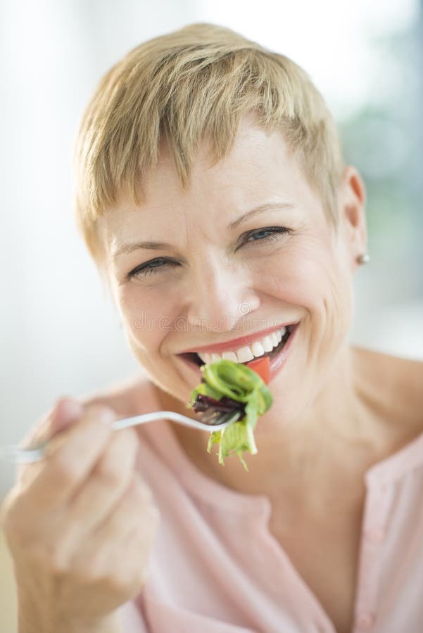 Close-up van Gelukkige Vrouw die Plantaardige Salade eten royalty-vrije stock afbeeldingen Close-up van Gelukkige Vrouw die Plantaardige Salade eten royalty-vrije stock afbeeldingen