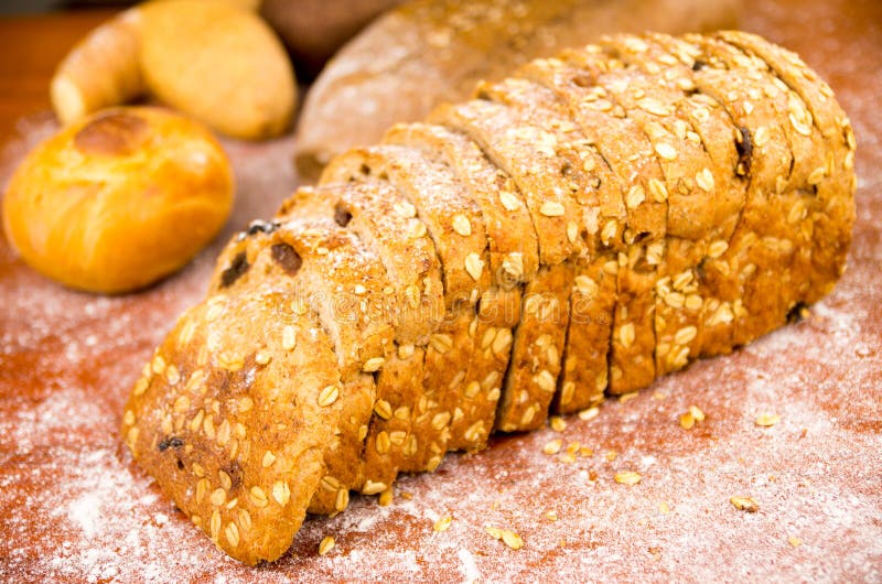 Close-up van gesneden haver en van het korrelsbrood brood royalty-vrije stock foto's Close-up van gesneden haver en van het korrelsbrood brood royalty-vrije stock foto's