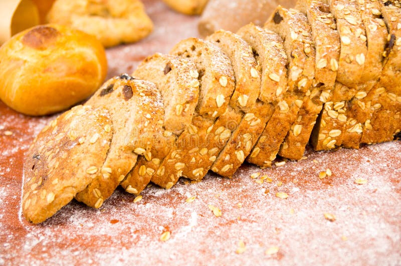 Close-up van gesneden haver en van het korrelsbrood brood royalty-vrije stock foto Close-up van gesneden haver en van het korrelsbrood brood royalty-vrije stock foto