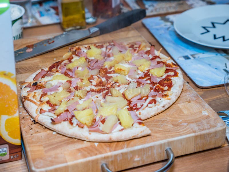 Close-up van Gesneden Pizza op houten raad op lijst