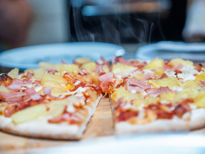 Close-up van Gesneden Pizza op houten raad op lijst