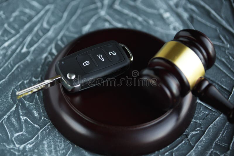 Close-up van Hamer en Autosleutel op Klinkend Blok tegen royalty-vrije stock foto's Close-up van Hamer en Autosleutel op Klinkend Blok tegen royalty-vrije stock foto's