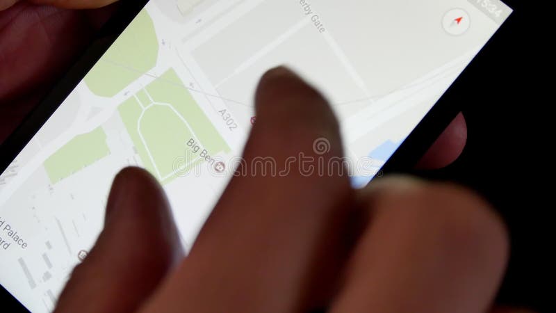 Close-up van Handen die Google Maps in Slimme Telefoon gebruiken