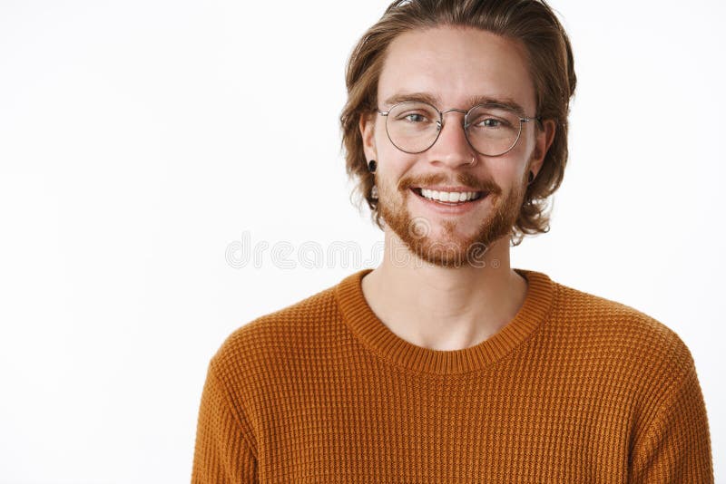 Close-up van het charmeren van charismatisch vriendelijk en gelukkig mannetje met baard en glazen in warme sweater wordt geschote stock foto's Close-up van het charmeren van charismatisch vriendelijk en gelukkig mannetje met baard en glazen in warme sweater wordt geschote stock foto's