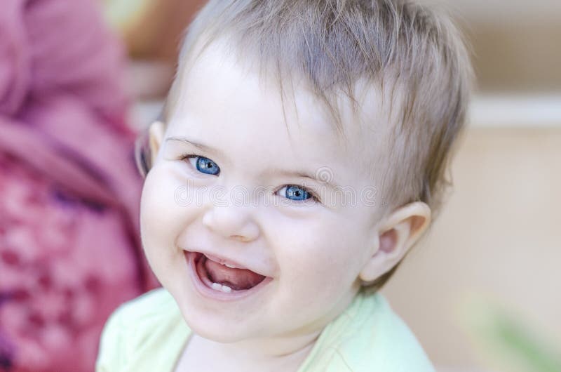 Close-up van het gelukkige baby glimlachen met haar eerste tanden royalty-vrije stock foto's Close-up van het gelukkige baby glimlachen met haar eerste tanden royalty-vrije stock foto's