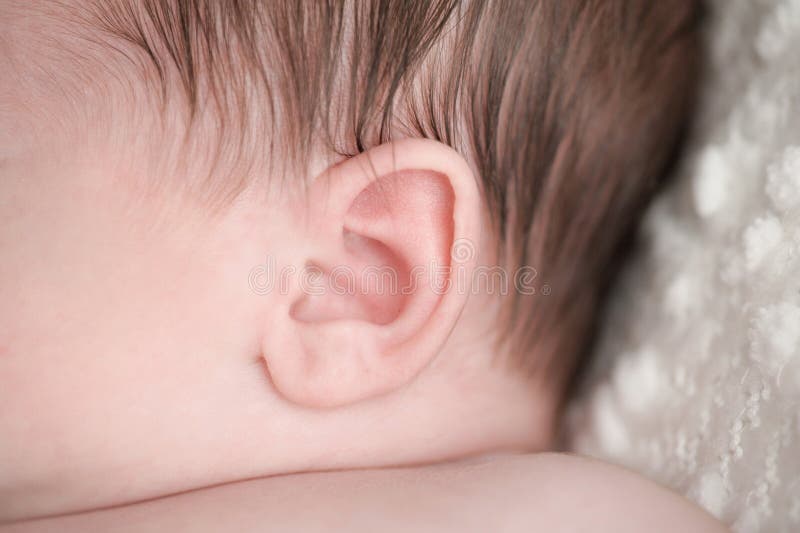 kousen rijst ongerustheid Close-up Van Het Oor Dat Van Een Pasgeboren Baby Wordt Geschoten Stock Foto  - Image of macro, zuigeling: 64945060