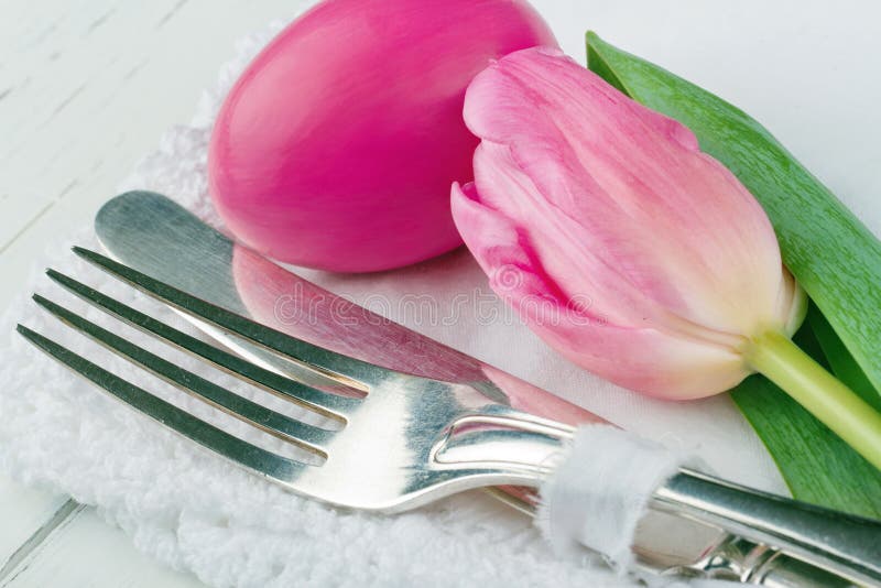 Close-up van een roze paasdinertafel stock afbeelding